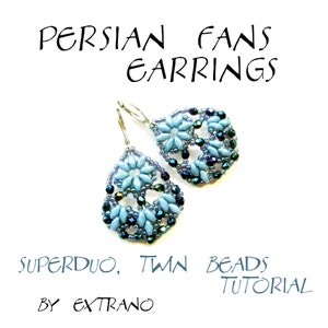 Może przedstawiać: Para niebieskich i czarnych koralikowych kolczyk&oacute;w z perskim wzorem wachlarza. Kolczyki są oznaczone "Persian Fans Earrings, Superduo, Twin Beads Tutorial by Extrano".