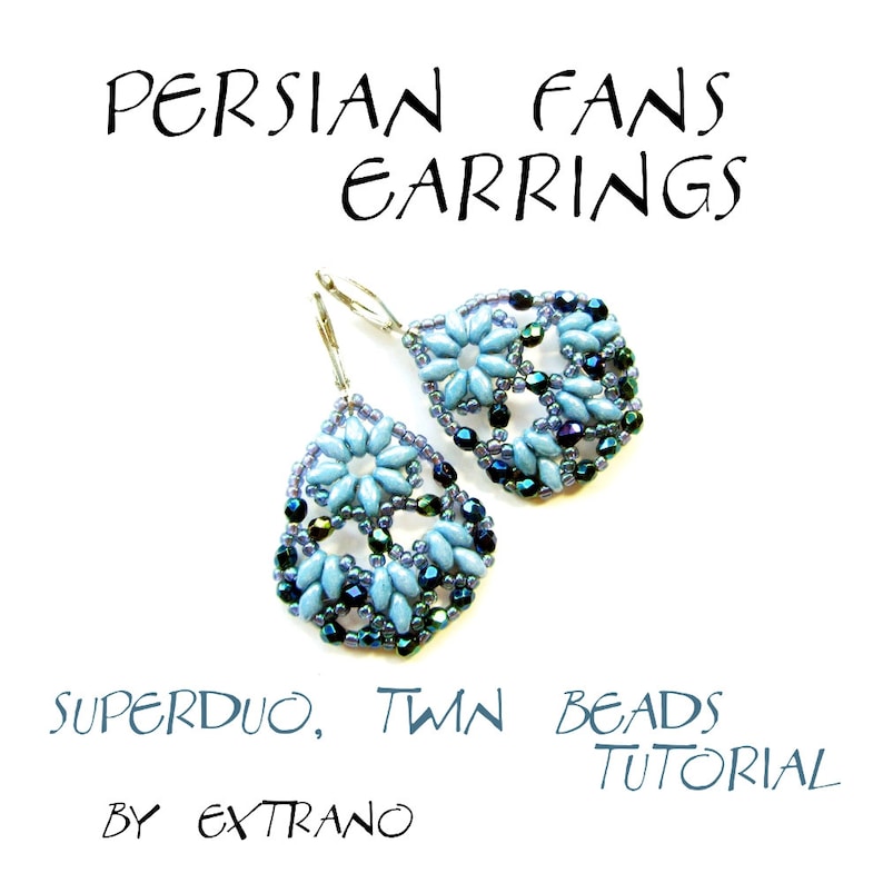 Może przedstawiać: Para niebieskich i czarnych koralikowych kolczyk&oacute;w z perskim wzorem wachlarza. Kolczyki są oznaczone "Persian Fans Earrings, Superduo, Twin Beads Tutorial by Extrano".