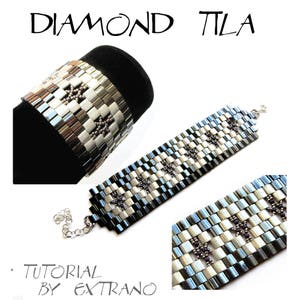 K&ouml;nnte beinhalten: Ein silbernes und schwarzes Perlenarmband mit einem Diamantenmuster und sternf&ouml;rmigen Perlen. Das Armband liegt auf einer schwarzen Oberfl&auml;che und hat einen silbernen Kettenverschluss. Der Text "DIAMOND TILA TUTORIAL BY EXTRANO" befindet sich oben im Bild.