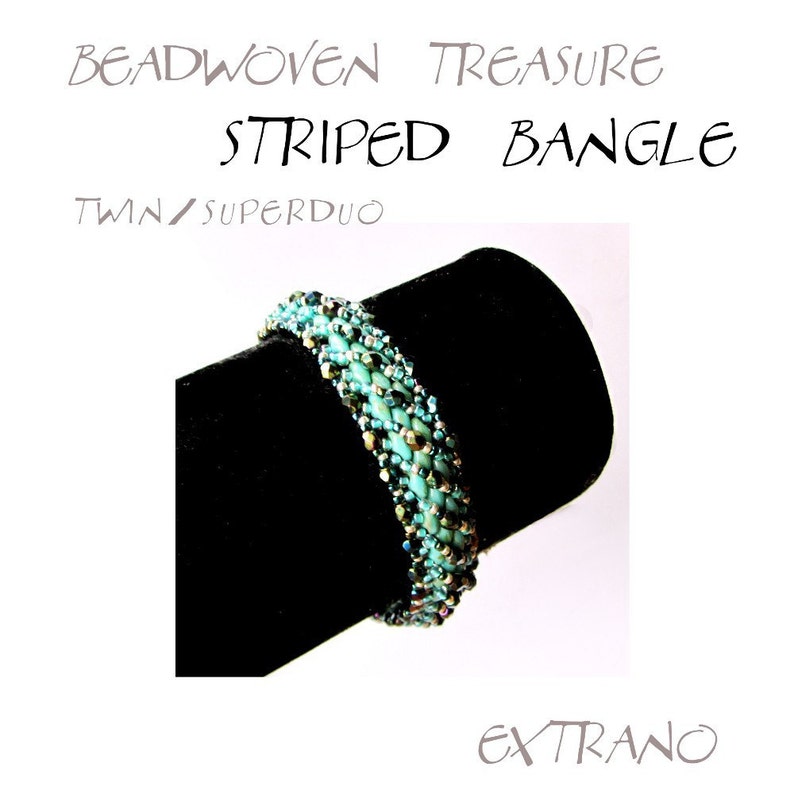 Pu&ograve; includere: Un braccialetto rigido in perle turchesi e argento su un espositore in velluto nero. Il braccialetto &egrave; realizzato con un motivo a righe e il testo "Beadwoven Treasure Striped Bangle TWN/Superduo" &egrave; visibile sopra il braccialetto.