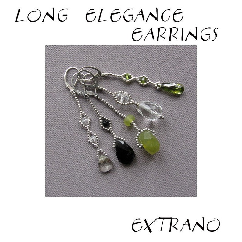 Puede incluir: Pendientes largos de plata con m&uacute;ltiples gotas de piedras preciosas verdes y transparentes. Los pendientes presentan una cadena de plata con peque&ntilde;as cuentas y una variedad de formas de piedras preciosas.