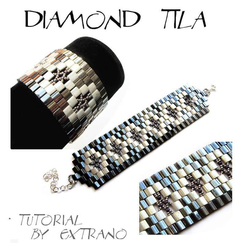 Op de afbeelding: Een close-up van een zilveren en zwarte kralen armband met een diamant tegelpatroon. De armband ligt op een zwart oppervlak en heeft een zilveren ketting sluiting. De tekst "DIAMOND TILA" en "TUTORIAL BY EXTRANO" is zichtbaar in de afbeelding.