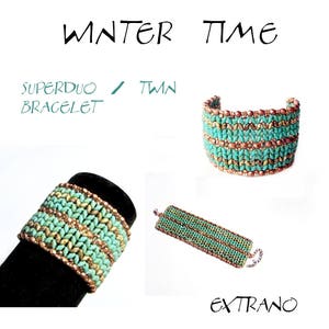 K&ouml;nnte beinhalten: Zwei t&uuml;rkisfarbene und goldene Perlenarmb&auml;nder mit dem Text "SUPERDUO / TWIN BRACELET" und "EXTRAN"O auf dem Bild.