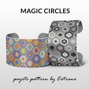 Puede incluir: Dos pulseras de metal plateado con patrones geométricos coloridos. La pulsera de la izquierda tiene un patrón de círculos en tonos de rojo, naranja, amarillo, verde, azul y gris. La pulsera de la derecha tiene un patrón de hexágonos en tonos de gris y blanco. El texto "MAGIC CIRCLES" está por encima de las pulseras y el texto "peyote pattern by Extrano" está por debajo de las pulseras.