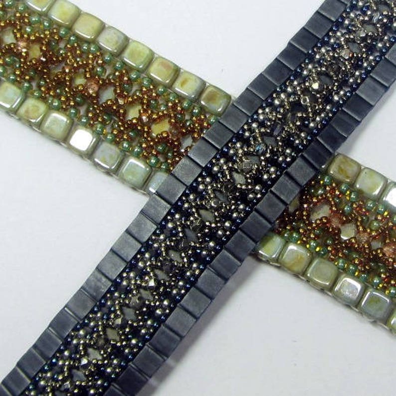 Pu&ograve; includere: Due braccialetti di perline, uno con un motivo nero e argento e l'altro con un motivo verde, marrone e oro.