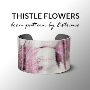 Puede incluir: Un patrón de telar para un brazalete con un diseño de cardo rosa y blanco. El patrón se llama "Thistle Flowers" y es de "Extrano".