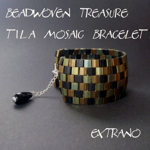 Pu&ograve; includere: Un braccialetto di perline con un motivo a mosaico in nero, oro e verde. Il braccialetto &egrave; attaccato a una catena d'argento con una perla nera all'estremit&agrave;. Il testo "Beadwoven Treasure Tila Mosaic Bracelet" &egrave; scritto sopra il braccialetto e il testo "Extran" &egrave; scritto sotto il braccialetto.