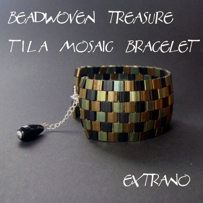 Pu&ograve; includere: Un braccialetto di perline con un motivo a mosaico in nero, oro e verde. Il braccialetto &egrave; attaccato a una catena d'argento con una perla nera all'estremit&agrave;. Il testo "Beadwoven Treasure Tila Mosaic Bracelet" &egrave; scritto sopra il braccialetto e il testo "Extran" &egrave; scritto sotto il braccialetto.