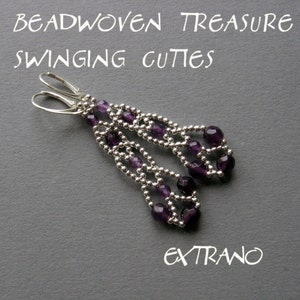 Puede incluir: Un par de pendientes de plata con cuentas y detalles de piedras preciosas moradas. Los pendientes son colgantes y tienen un diseño tejido. El texto "BEADWOVEN TREASURE SWINGING CUTIES" está en la parte superior de la imagen y el texto "EXTRAN" está en la parte inferior de la imagen.