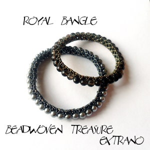 Op de afbeelding: Twee kralenarmbanden, een met zilveren en zwarte kralen en de andere met bruine en zwarte kralen. De armbanden liggen op elkaar en de tekst "Royal Bangle" en "Beadwoven Treasure Extravo" is zichtbaar.