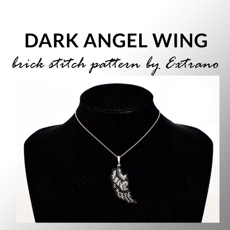 Puede incluir: Un collar con un colgante de ala de &aacute;ngel de cuentas negras en una cadena de plata. El collar se muestra en un busto de maniqu&iacute; de terciopelo negro. El texto "DARK ANGEL WING brick stitch pattern by Extrano" se muestra sobre el collar.