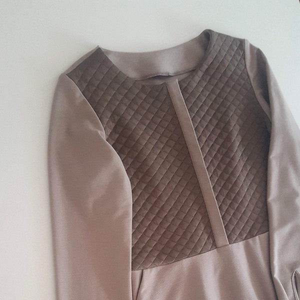 Robe matelassée pour femmes avec poches et manches longues. Noire, marine ou sable. En vente était 198CAD