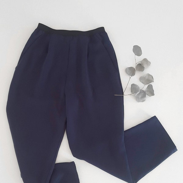 Pantalon tencel noir, vert ou marine à pinces taille élastique contrastante pour femmes. Eucalyptus. Poches latérales et dos. Braguette