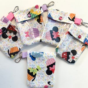 Disney Cupcakes Mini Pouch Sleutelhanger Clip 3x4 Kleine Portemonnee Handdesinfecterend Chapstick Houder AuviQ EpiPen Tas Willekeurige Minnie Mickey Daisy Goofy
