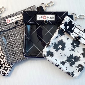 Bolsa clásica transparente en blanco y negro de 5 x 5 con clip para primeros auxilios médicos, bolsa de pañales personalizada, organizador de cartera, inhalador, desinfectante de manos AuviQ