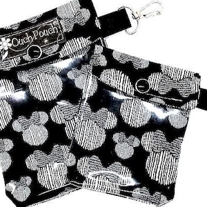 Może przedstawiać: Zestaw trzech ceramicznych kubk&oacute;w z nakrapianym, matowym wykończeniem. Kubki są w odcieniach kremu, jasnoszarym i ciemnoszarym. Każdy kubek ma prosty, minimalistyczny design, idealny do kawy lub herbaty.