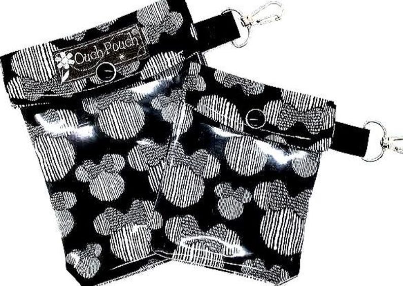 Może przedstawiać: Zestaw trzech ceramicznych kubk&oacute;w z nakrapianym, matowym wykończeniem. Kubki są w odcieniach kremu, jasnoszarym i ciemnoszarym. Każdy kubek ma prosty, minimalistyczny design, idealny do kawy lub herbaty.