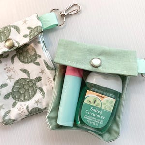 Zeeschildpadden/salie Set van 2 doorzichtige tas aan de voorkant Sleutelhangerclip 3 x 4 kleine houder Handdesinfecterend middel Lippenbalsem Duimschijfhouder Rugzak Gadget Oordopjes
