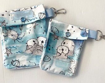 Zestaw 2 saszetek Sea Otters Ouch z przezroczystym klipsem z przodu, USB, kosmetyczka, torba na pieluchy, plecak, organizery 3x4 i 4x5, szkoła, personalizacja