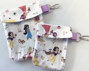 Zestaw 2 przezroczystych breloków z klipsem z przodu z motywem księżniczek Disneya, kosmetyczka pierwszej pomocy, torba na pieluchy, torebka, plecak, organizer, rejs, karnet morski 3x4 i 4x5