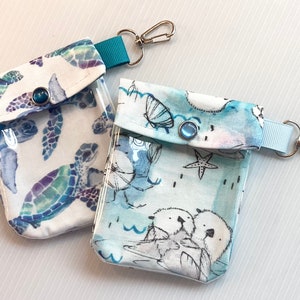 Zeeschildpad/otter Doorzichtig clipzakje aan voorkant Minisleutelhanger 3 x 4 rugzaktas Luiertasorganizer Handdesinfecterend middel Chapstick * Neffy AuviQ Dexcom
