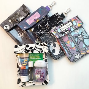 Puede incluir: Cuatro bolsas con cremallera de tem&aacute;tica Nightmare Before Christmas en blanco y negro con ventanas de vinilo transparente. Las bolsas est&aacute;n etiquetadas como "Ouch Pouch", "Disney Dream" y "areTouch". Las bolsas contienen desinfectante de manos, protector solar y toallitas desinfectantes.