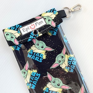 Estuche EpiPen Yoda on Black (1) Estuche transparente con clip de bolsillo para 2 bolígrafos para alergias o diabetes flexibles Tarjeta de identificación médica para hombres y niños, 4 tamaños
