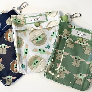 Baby Yoda 4 x 5 pochette transparente bleu marine blanc ou vert fournitures de premiers soins sac à main sac à langer organisateur support de désinfectant pour les mains Disney à personnaliser