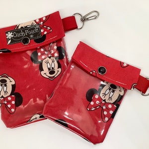 Może przedstawiać: Ręcznie robiony drewniany znak z napisem "Welcome" w zabawnym kroju pisma. Znak ma postarzaną powierzchnię i prosty, rustykalny design. Prawdopodobnie przeznaczony jest do dekoracji wnętrz i ma około 30 cm szerokości.