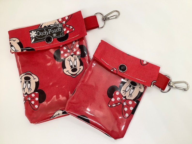 Może przedstawiać: Ręcznie robiony drewniany znak z napisem "Welcome" w zabawnym kroju pisma. Znak ma postarzaną powierzchnię i prosty, rustykalny design. Prawdopodobnie przeznaczony jest do dekoracji wnętrz i ma około 30 cm szerokości.