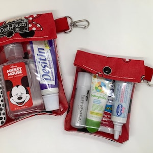 Może przedstawiać: Zestaw trzech ceramicznych kubk&oacute;w z nakrapianym, matowym wykończeniem. Każdy kubek ma inny kolor: jasnoniebieski, kremowy i szary. Kubki mają prosty, nowoczesny design i wygodny uchwyt.