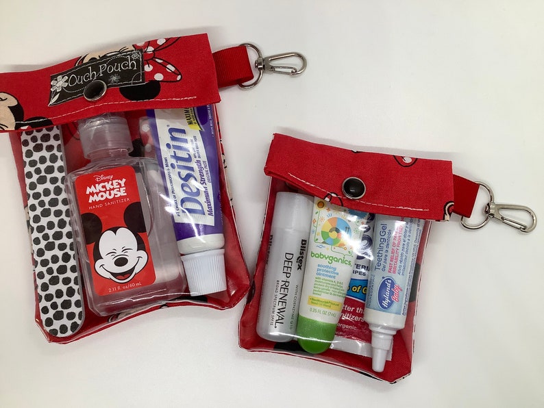 Może przedstawiać: Zestaw trzech ceramicznych kubk&oacute;w z nakrapianym, matowym wykończeniem. Każdy kubek ma inny kolor: jasnoniebieski, kremowy i szary. Kubki mają prosty, nowoczesny design i wygodny uchwyt.