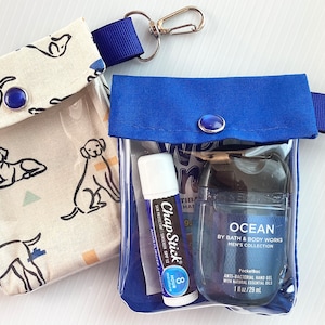 Mini llavero con clip para bolsa, diseño de perros retro o azul transparente, 3 x 4, porta tarjetas de crédito, bálsamo labial, AuviQ EpiPen, bomba de insulina, desinfectante de manos USB