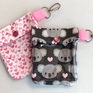Lot de 2 Koala & Hearts Pochette transparente à l'avant pour porte-clés 3 x 4 Petit support Désinfectant pour les mains Baume à lèvres Petits articles de toilette Étui AuviQ pour lecteur flash scolaire