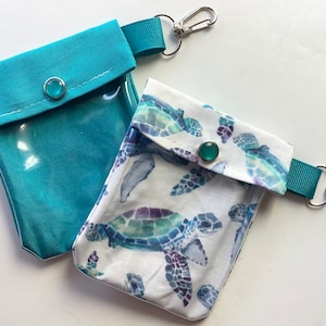 Zeeschildpadden/blauw Set van 2 doorzichtige tas aan de voorkant Sleutelhangerclip 3 x 4 kleine houder Handdesinfecterend middel Lippenbalsem Thumb Drive Case rugzak gadget oordopjes