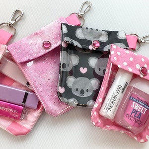 Bolsa frontal transparente com clipe para chaveiro 3x4 Koala / Pinks (1) Organizador de mochila pequeno com protetor labial, primeiros socorros, desinfetante para as mãos, mãe, filho, professor