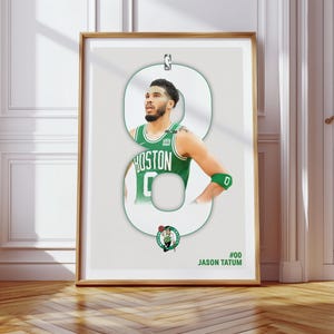 Peut inclure: Une affiche représentant un joueur de basket-ball portant un maillot vert et blanc avec le mot "BOSTON" dessus. Le numéro du joueur, 00, est écrit en blanc et le nom du joueur, "JASON TATUM", est écrit sous le numéro.