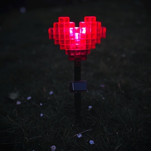 3D Pixel Heart Solar Light: Pink Resin Garden Decor