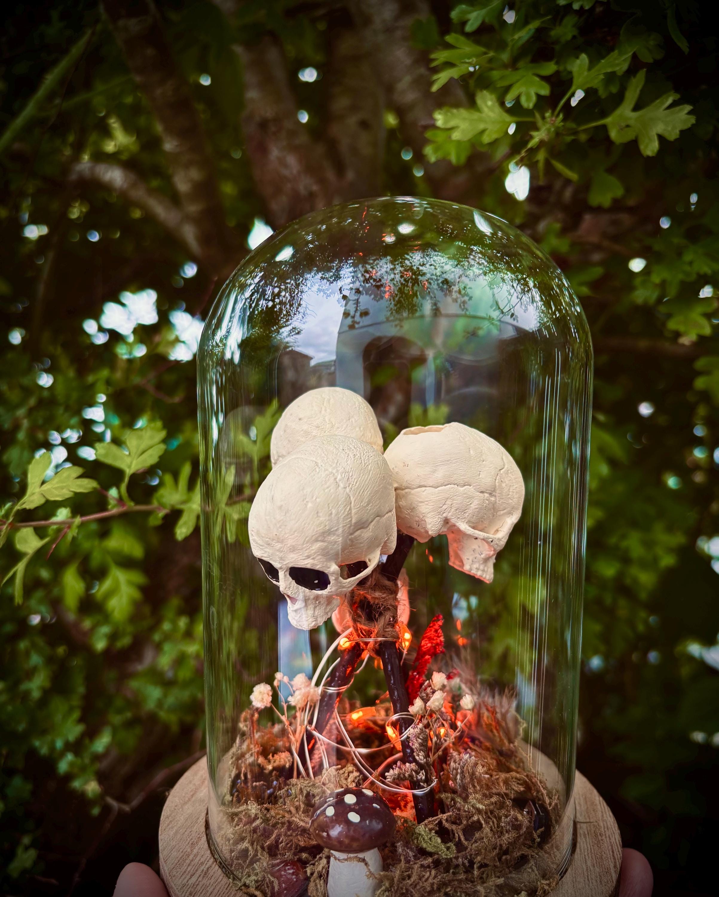 Horror skull totem terrarium - Orange lights. Horror decor