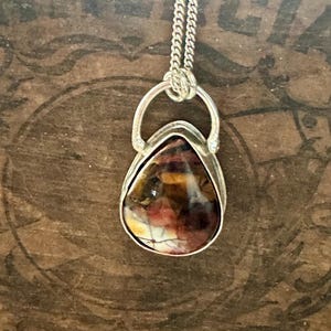 Colgante de ópalo rojo de Java: collar bohemio de plata de ley, cadena de 43 cm