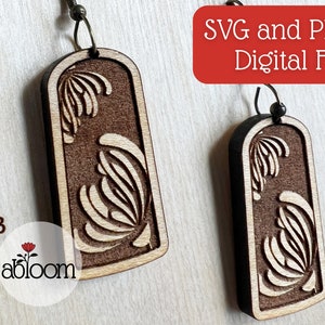 Puede incluir: Pendientes de madera con diseño floral. Los pendientes son rectangulares con un centro marrón oscuro y un patrón floral marrón claro. El texto "SVG and PDF Digital File" está en un rectángulo rojo.