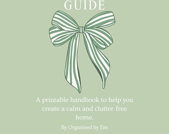Op de afbeelding: Een afdrukbaar handboek getiteld "The Decluttering Guide" met een illustratie van een groen-witte gestreepte strik op een lichtgroene achtergrond. De tekst belooft te helpen bij het creëren van een rustig, rommelvrij huis. Inclusief "Decluttering tips".