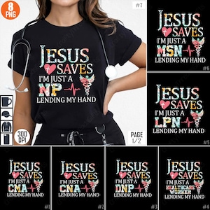 Puede incluir: Un conjunto de ocho diseños digitales que presentan una camiseta negra con un estampado gráfico que dice "Jesús Salva, Solo Soy Un [Título del Puesto] - Prestando Mi Mano". Los títulos de los puestos incluyen NP, MSN, LPN, CNA, DNP y Trabajador de la Salud. El gráfico incluye un corazón rojo con una cruz, un símbolo médico y una línea de latido del corazón.