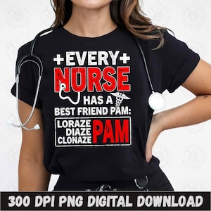Può includere: Maglietta nera con testo rosso e bianco che recita "Every Nurse Has A Best Friend Pam: Loraze Diaze Clonaze Pam". La maglietta presenta anche uno stetoscopio e un simbolo di caduceo.