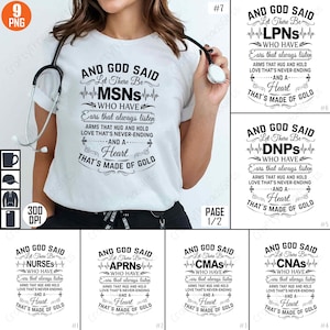Può includere: Una maglietta bianca con un design grafico nero che dice "And God Said Let There Be MSNS Who Have Ears That Always Listen Arms That Hug And Hold Love That's Never-Ending And A Heart That's Made Of Gold".