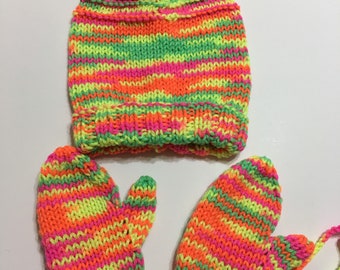 PRÊT À EXPÉDIER ~ Chapeau tricoté fait main et mittens ensemble ~ Toddler Girls ~ Multicolore ~ Acrylique ~ Taille 2 à 4 ans