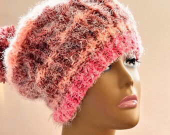 Gorro holgado de punto grueso hecho a mano: gorro rosa con pompones múltiples
