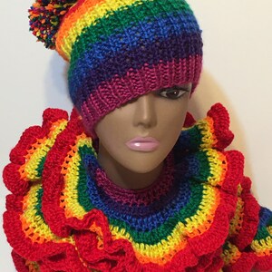 SOFORT LIEFERBAR ~ Handgemachter gehäkelter Damen Schal und Strickmütze Set ~ Regenbogen ~ Acryl ~ Einheitsgröße
