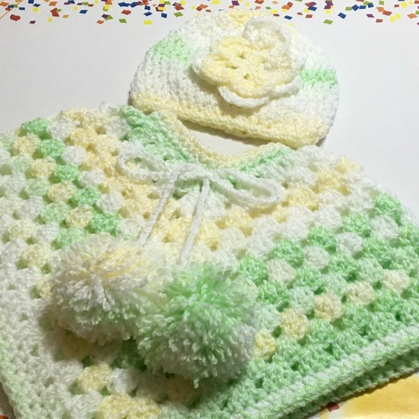 PRÊT à l’envoi fait à la main au crochet enfant Poncho et bonnet ~ vert ~ jaune ~ blanc ~ acrylique ~ taille 2 à 4 ans