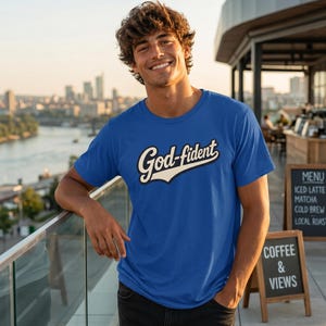 Camiseta con logo "God-fident" / Fe cristiana / Tipografía retro de jersey